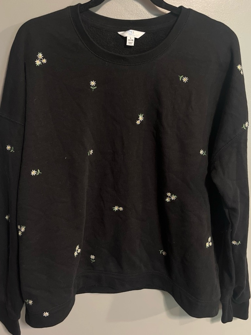 Time and Tru Black Crewneck Sweatshirt with White Daisy Embroidery